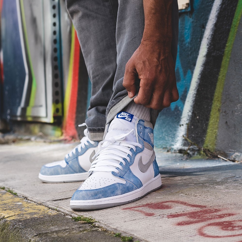 air jordan 1 hyper royal retail