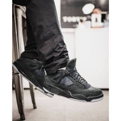《Value》KAWS x Air Jordan 4 黑色 黑 麂皮 夜光底 AJ4 籃球鞋 930155-001