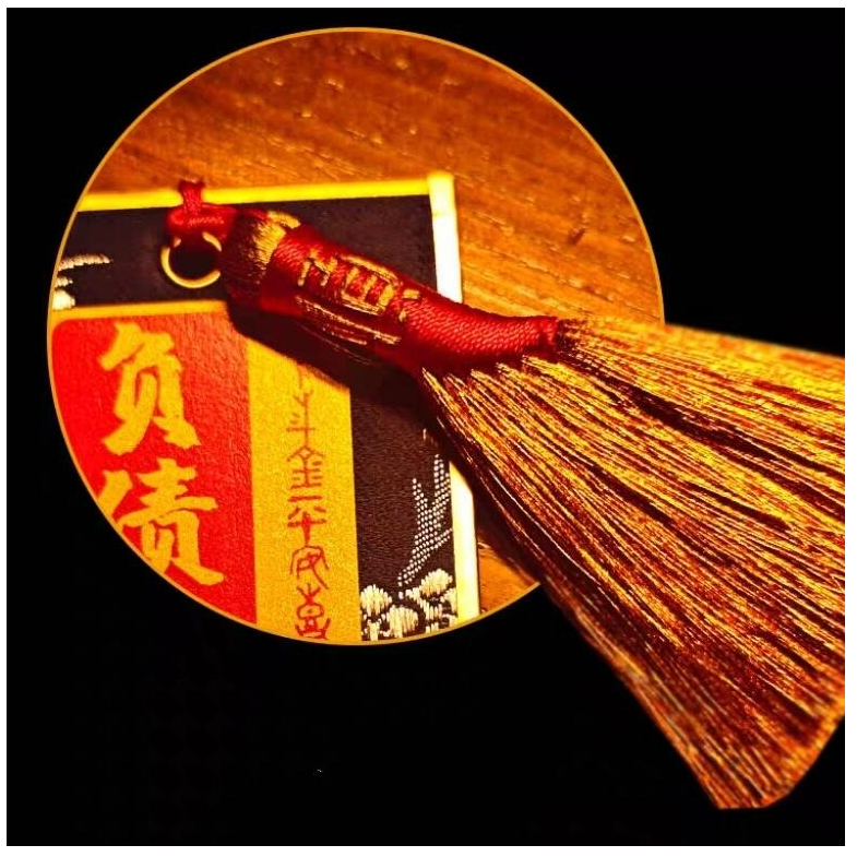 『富貴坊』【開光】負債清零福牌風水金掃帚，鎮壓債務纏身衰鬼，迎向財富自由，掃除一切倒楣運氣，開運轉運，金掃把M06M06-細節圖6