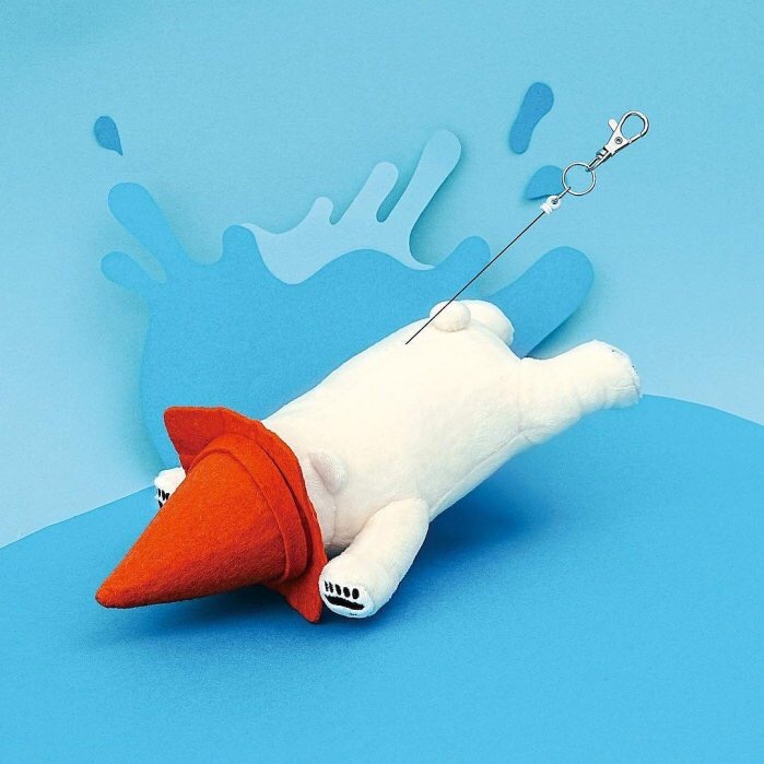 日本🇯🇵天王寺動物園X 頭戴三角錐 北極熊跳水造型伸縮票卡套玩偶 玩偶吊飾-細節圖2