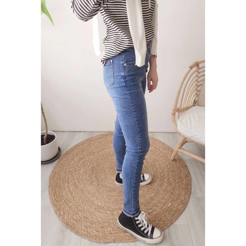 🌟極緻顯瘦🌟 左右雙釦微刷白✅修身窄管褲 窄直小腳褲💯-細節圖4