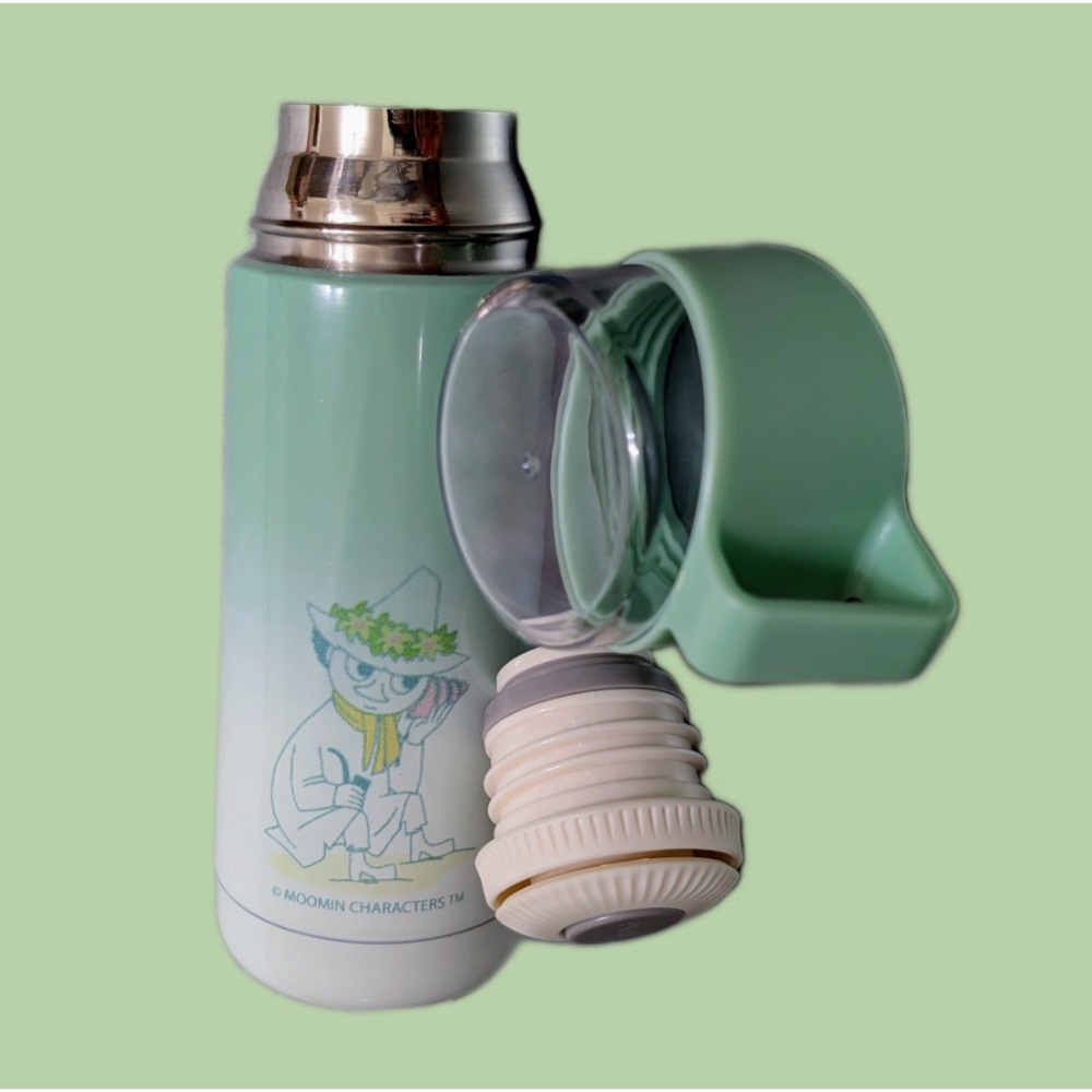 MOOMIN姆明漸層保溫瓶綠350ml瓶身圖案為經典角色Snufkin半透明瓶蓋附有手提環設計輕巧方便隨身攜帶-細節圖3