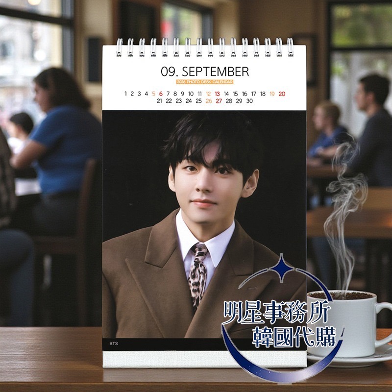 韓國代購 防彈少年團 BTS V 金泰亨 2026 ～ 2027 年曆 直立式照片 桌曆 台曆 + 貼紙-細節圖2