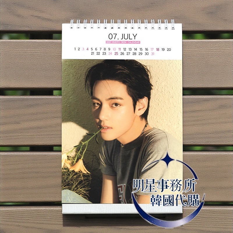韓國代購 防彈少年團 BTS V 金泰亨 2026 ～ 2027 年曆 直立式照片 桌曆 台曆 + 貼紙-細節圖4