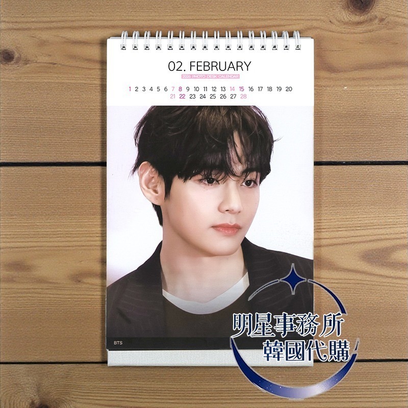 韓國代購 防彈少年團 BTS V 金泰亨 2026 ～ 2027 年曆 直立式照片 桌曆 台曆 + 貼紙-細節圖3