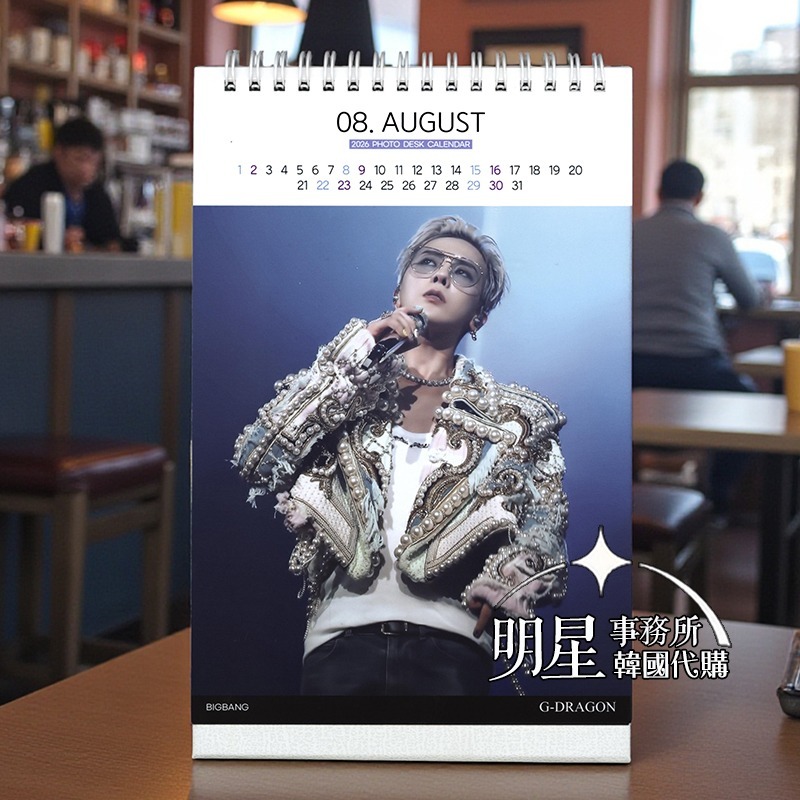 韓國代購 BIGBANG G-Dragon 權志龍 GD 2026～2027 年曆 直立式照片 桌曆 台曆 + 貼紙-細節圖2