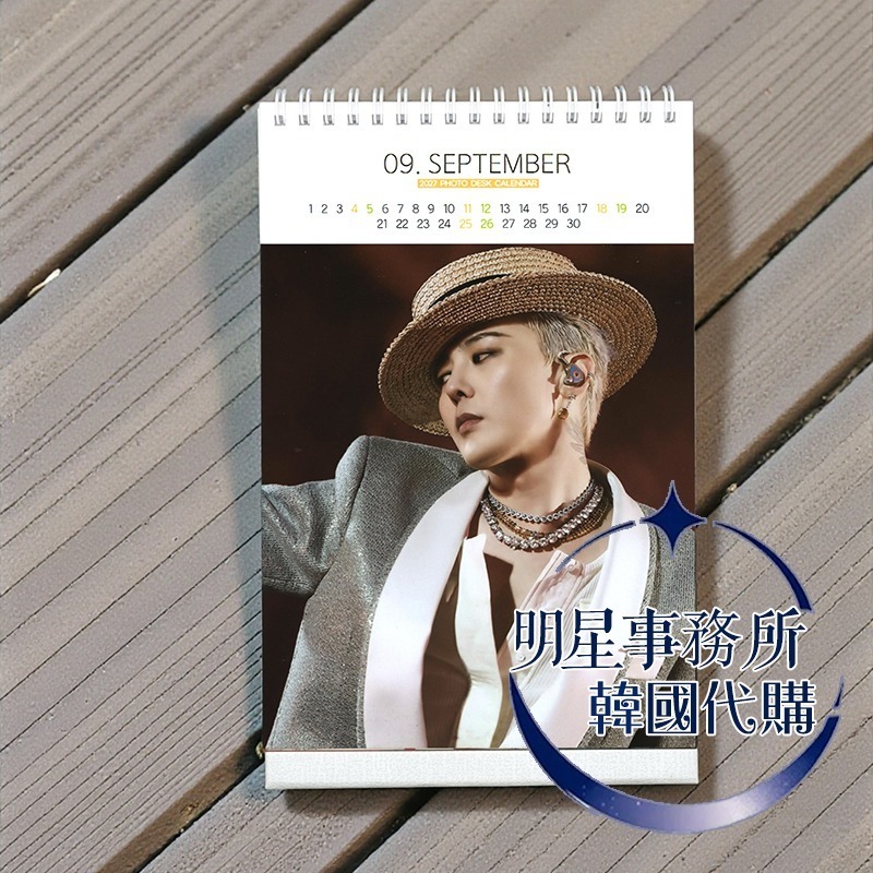 韓國代購 BIGBANG G-Dragon 權志龍 GD 2026～2027 年曆 直立式照片 桌曆 台曆 + 貼紙-細節圖3