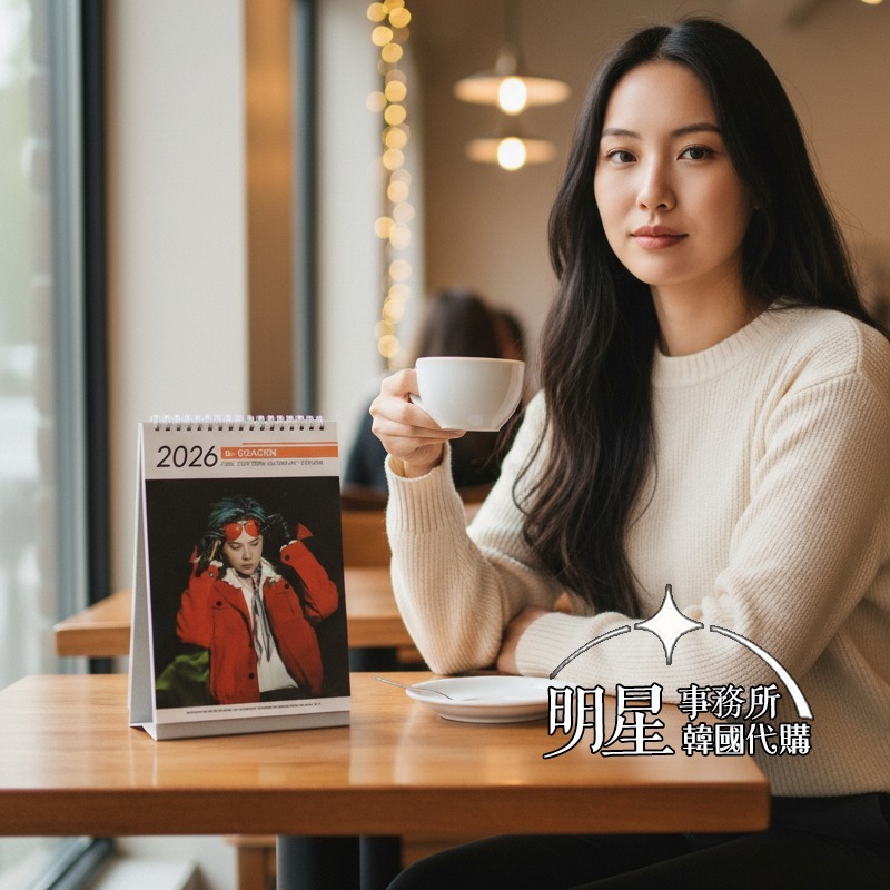 韓國代購 BIGBANG G-Dragon 權志龍 GD 2026～2027 年曆 直立式照片 桌曆 台曆 + 貼紙-細節圖4