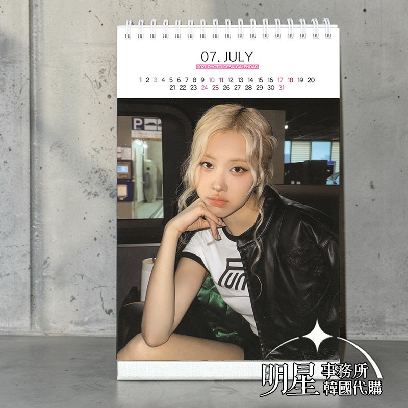 韓國進口 BLACKPINK Rosé 朴彩英 2026 ～ 2027 年曆  直立式照片桌曆台曆＋貼紙-細節圖3
