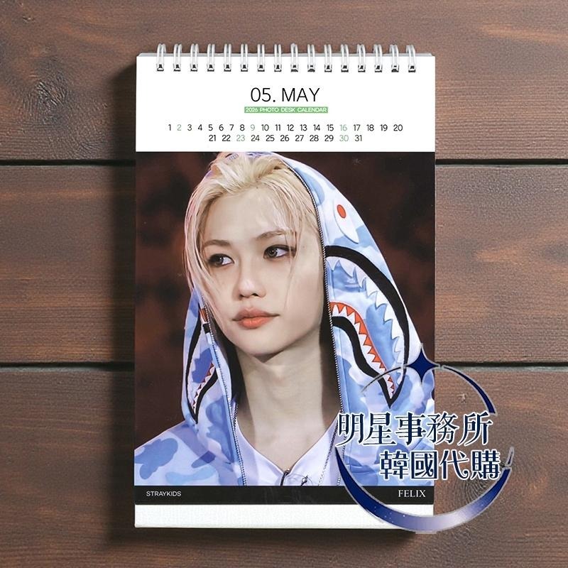 韓國代購 SKZ Stray Kids Felix 李龍馥 年曆 2026 ~ 2027 直立式桌曆台曆+貼紙-細節圖2