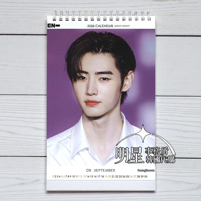 韓國桌曆 ENHYPEN SUNGHOON 朴成訓 2026 ~ 2027 年曆 直立式照片桌曆台曆＋貼紙-細節圖3