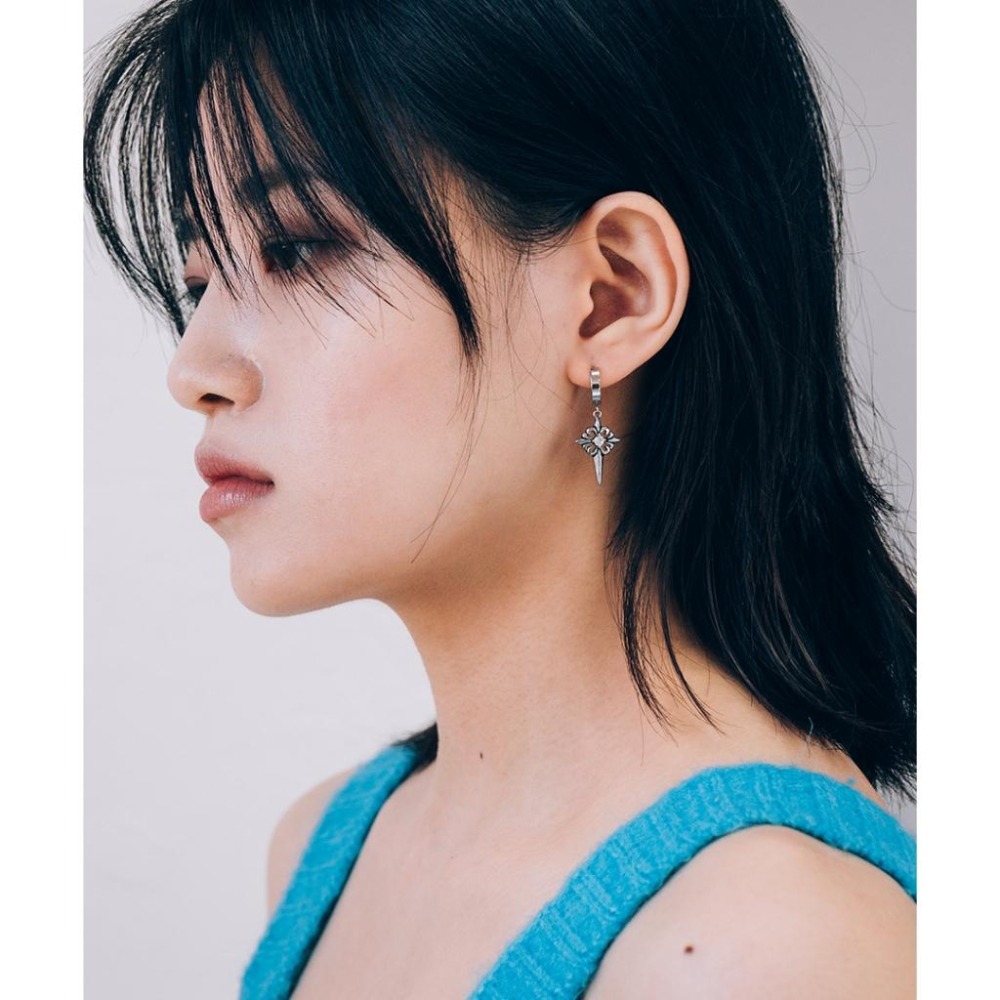 韓國進口 ASMAMA正品 SKZ Stray Kids Felix 李龍馥 同款花邊十字鑲鑽圓環耳環 耳夾耳環-細節圖6