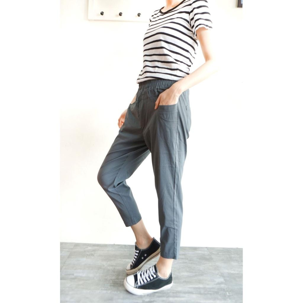 台灣現貨 冰絲涼感 超彈薄款哈倫褲 休閒褲 老爺褲 高腰鬆緊 寬鬆長褲 寬褲 ins素色百搭【959-767】黑、灰2色-細節圖8