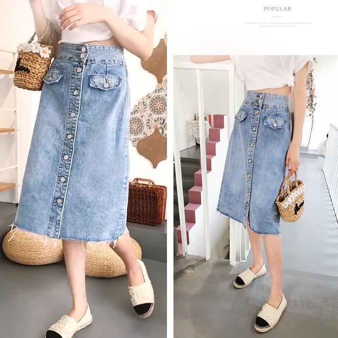 免運現貨 牛仔長裙 牛仔裙 水洗復古刷色 A字長裙 挺版顯瘦 亮眼排釦 裙襬抓鬚【517-900】藍色(S~XL)-細節圖4