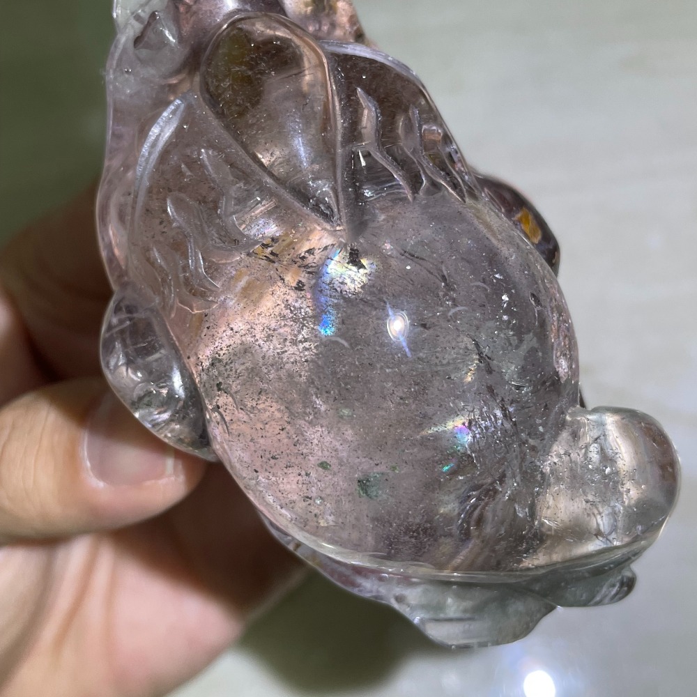 意象幽靈金蟾 幽靈水晶 帶彩虹光 三腳蟾蜍 三腳金蟾 招財開運擺件 附專屬帶彩燈底座 贈已穿孔粉晶愛心-細節圖4