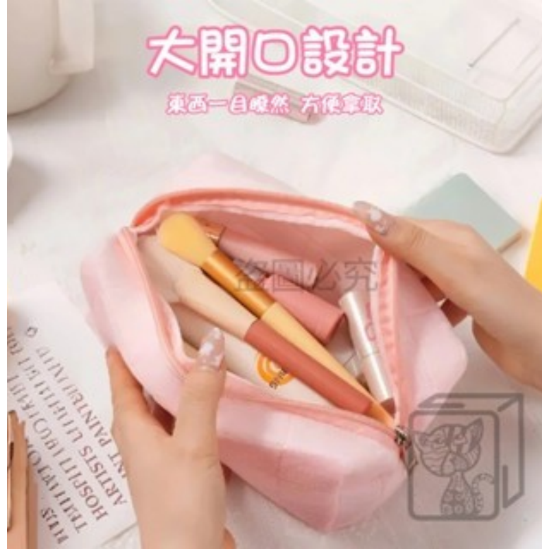 🔥容量加大🔥絨面化妝包 網美系化妝包 萬用包 筆袋 毛絨包 旅行化妝包 化妝品收納包 枕頭包 化妝袋 旅行洗漱包-細節圖5