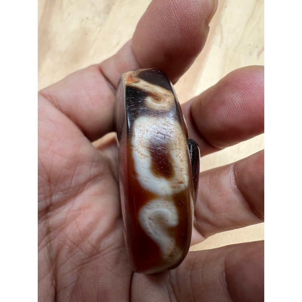 金元寶天地極品天珠是可遇不可求的聖珠具備辟邪避災的四通八達能力珠身潤澤圖騰特殊老天珠更帶出不凡的氣場財氣上揚-細節圖7