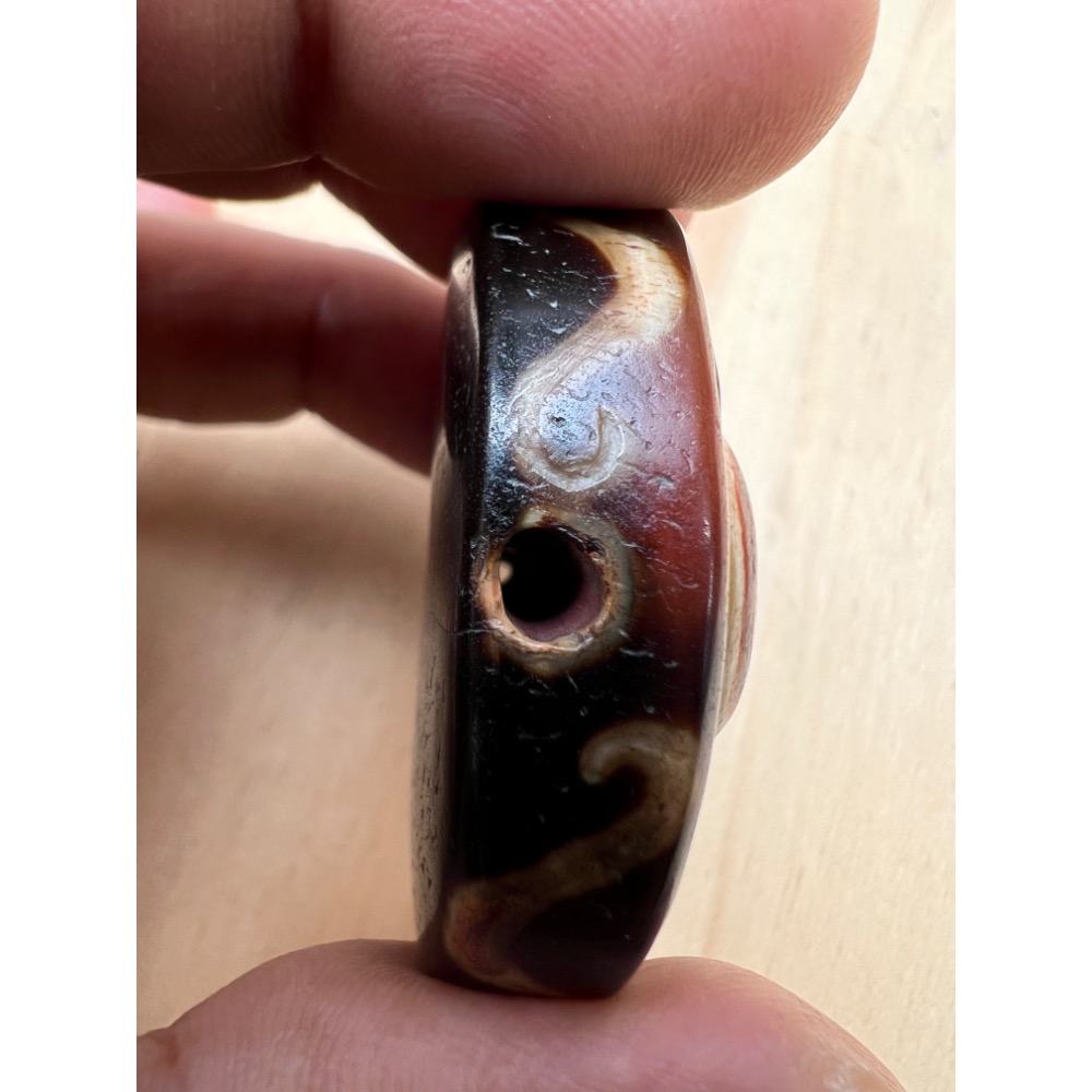 金元寶天地極品天珠是可遇不可求的聖珠具備辟邪避災的四通八達能力珠身潤澤圖騰特殊老天珠更帶出不凡的氣場財氣上揚-細節圖9