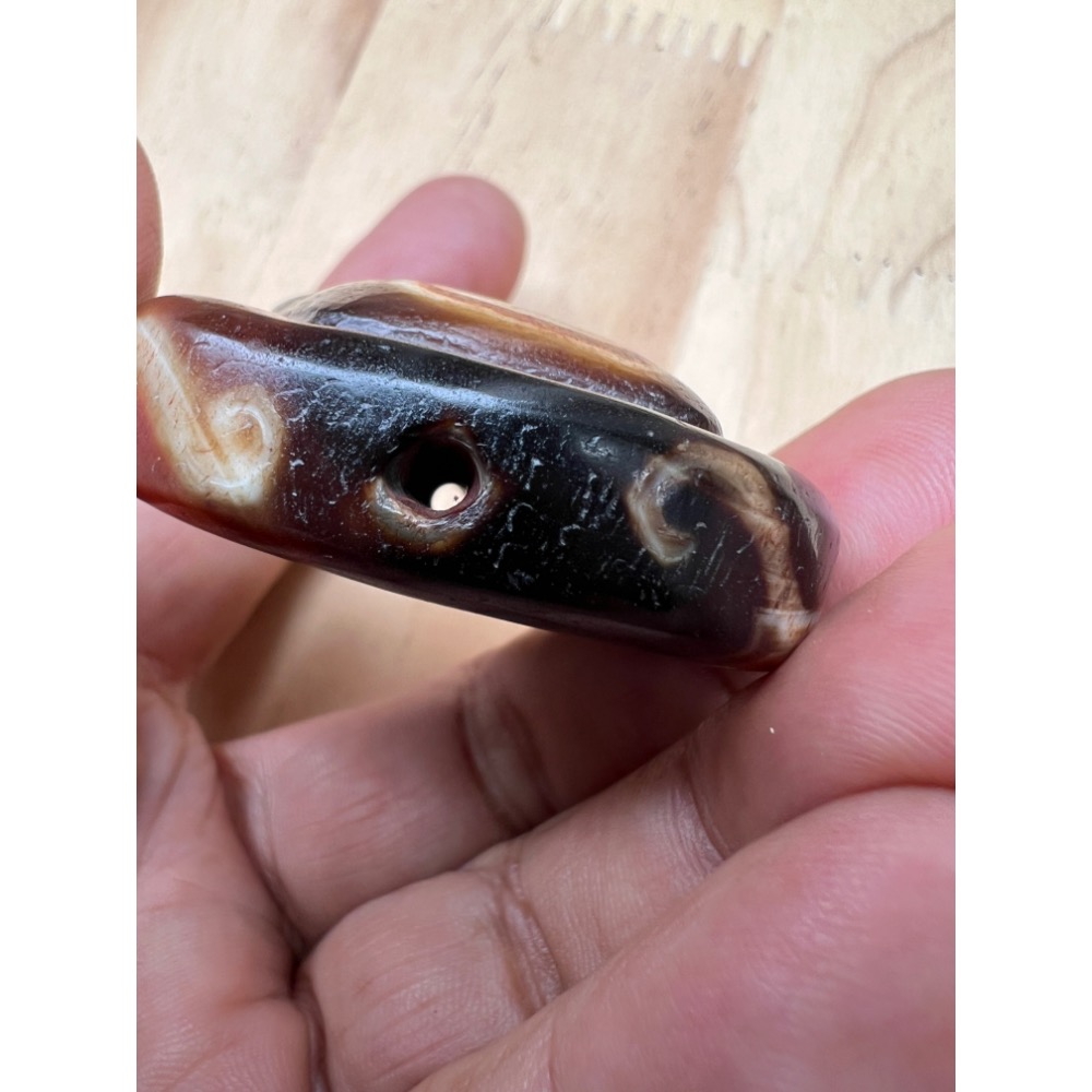 金元寶天地極品天珠是可遇不可求的聖珠具備辟邪避災的四通八達能力珠身潤澤圖騰特殊老天珠更帶出不凡的氣場財氣上揚-細節圖10