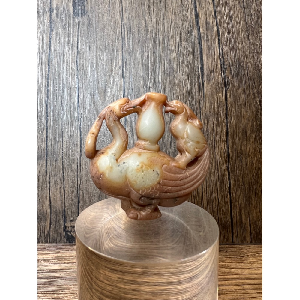 【歲歲平安】仿古地方玉 雙鳥拱瓶掛件 56mm｜蜜糖色 沁白雙色 鳳凰仙鶴 寶瓶平安 招財避邪文玩手把件 (現貨實實拍)-細節圖2