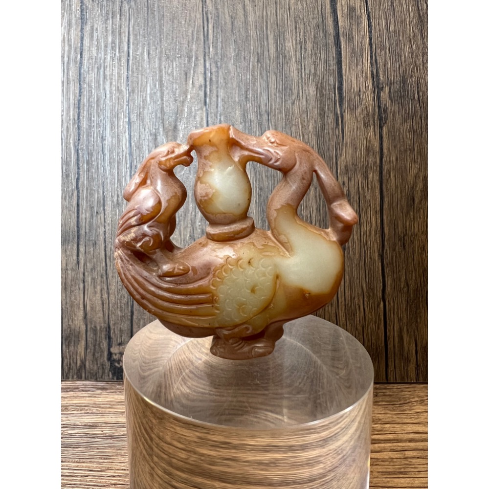 【歲歲平安】仿古地方玉 雙鳥拱瓶掛件 56mm｜蜜糖色 沁白雙色 鳳凰仙鶴 寶瓶平安 招財避邪文玩手把件 (現貨實實拍)-細節圖3