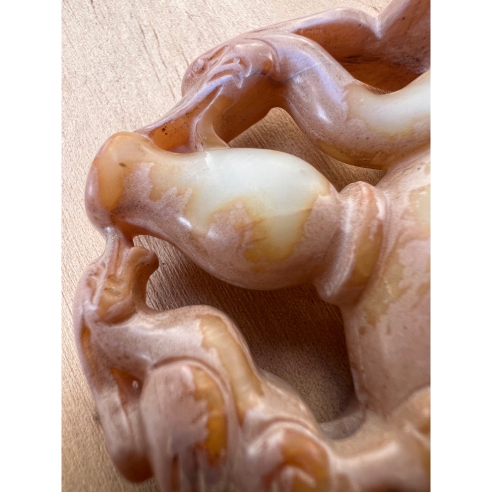 【歲歲平安】仿古地方玉 雙鳥拱瓶掛件 56mm｜蜜糖色 沁白雙色 鳳凰仙鶴 寶瓶平安 招財避邪文玩手把件 (現貨實實拍)-細節圖4