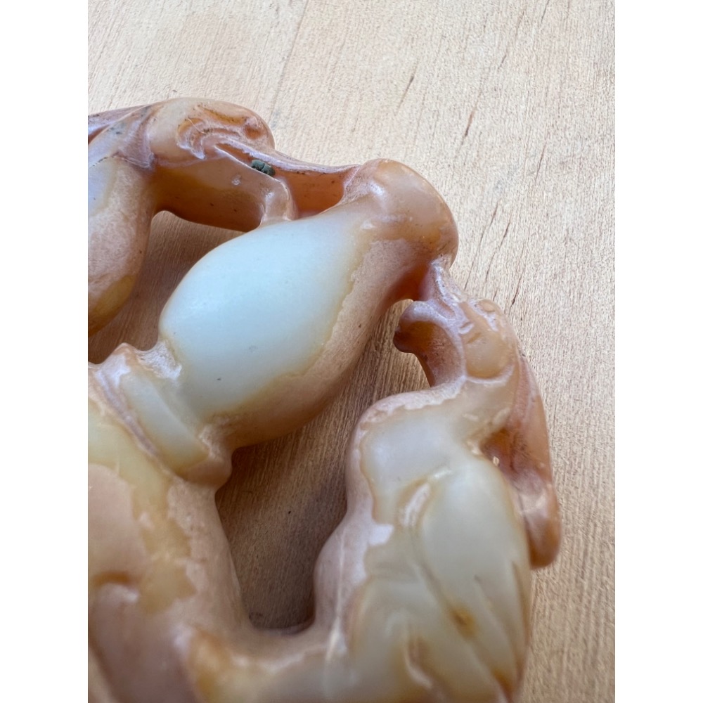 【歲歲平安】仿古地方玉 雙鳥拱瓶掛件 56mm｜蜜糖色 沁白雙色 鳳凰仙鶴 寶瓶平安 招財避邪文玩手把件 (現貨實實拍)-細節圖5