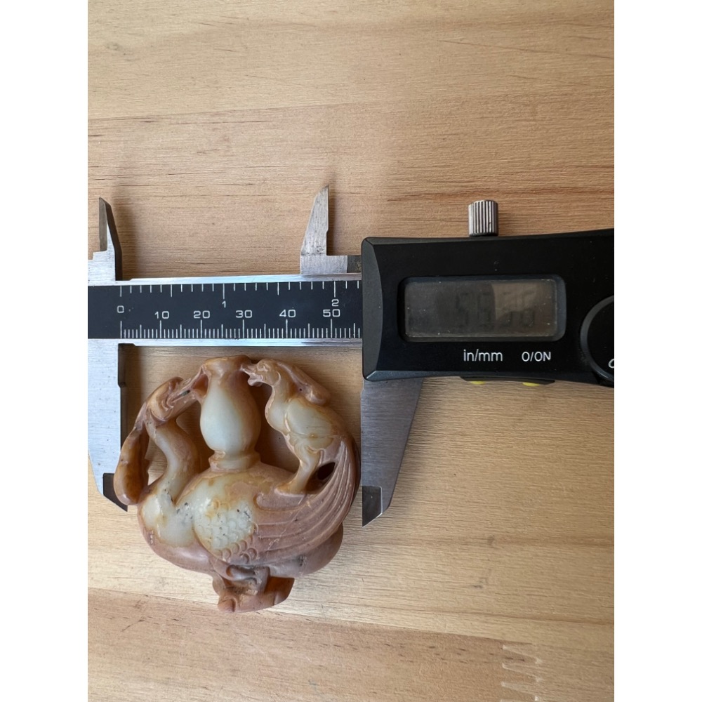 【歲歲平安】仿古地方玉 雙鳥拱瓶掛件 56mm｜蜜糖色 沁白雙色 鳳凰仙鶴 寶瓶平安 招財避邪文玩手把件 (現貨實實拍)-細節圖6