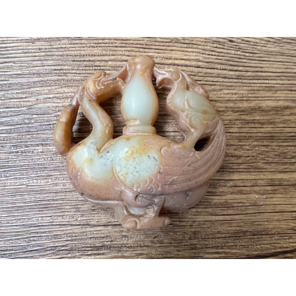 【歲歲平安】仿古地方玉 雙鳥拱瓶掛件 56mm｜蜜糖色 沁白雙色 鳳凰仙鶴 寶瓶平安 招財避邪文玩手把件 (現貨實實拍)-細節圖10
