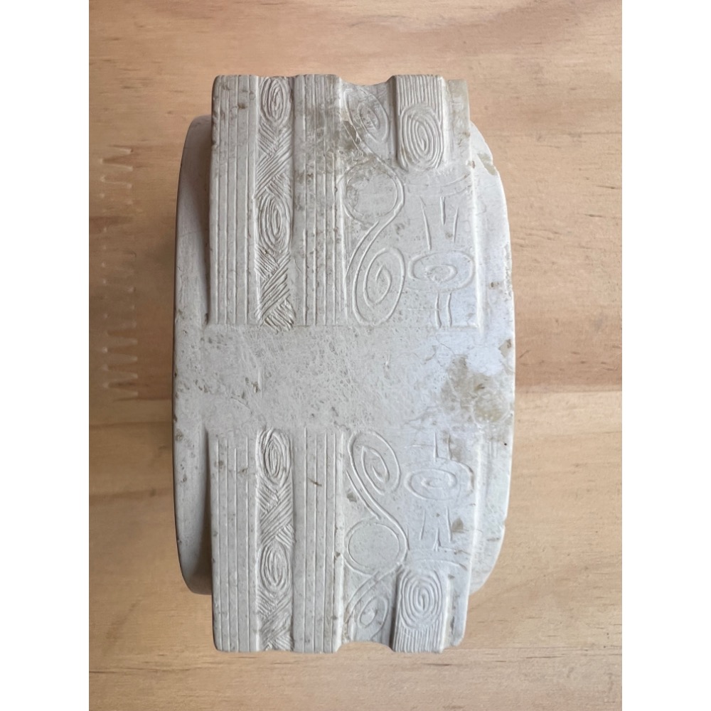 【良渚古韻】大尺寸 仿古玉琮 70mm｜天圓地方 雞骨白 地方玉 神人獸面紋 祭祀禮器 文房收藏擺飾 (現貨實拍)-細節圖8