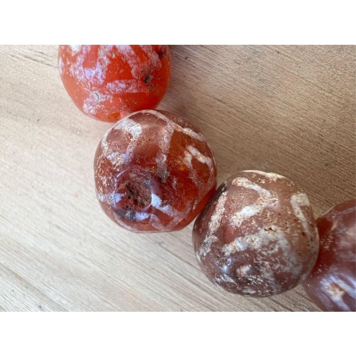 【古董拍賣】珍稀老件 西亞鑲蝕紅玉髓老珠手鍊 (約13mm) | 滿風化包漿 古董珠 老瑪瑙 護身符 文玩收藏-細節圖7