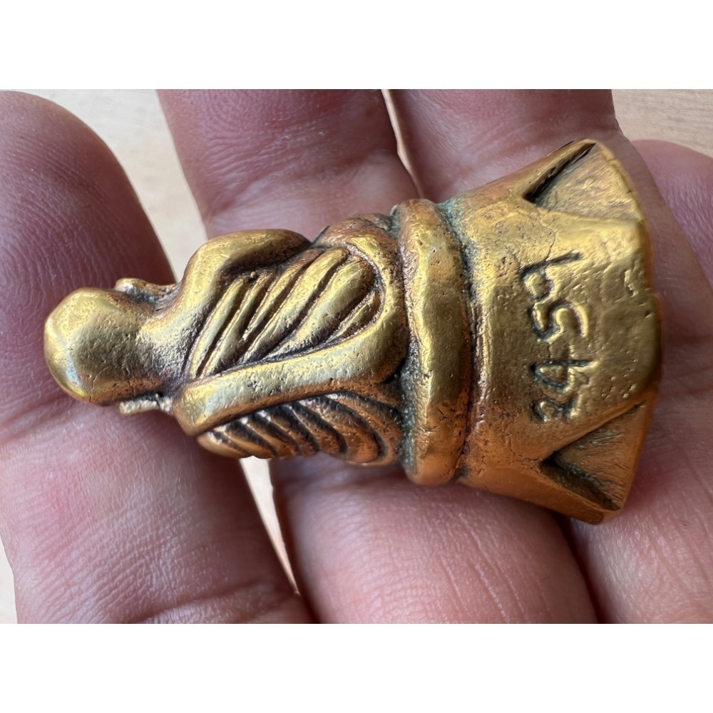 LP Ngern龍婆艮財佛招財聖物九大高僧龍婆銀財佛泰國老佛牌佛曆2459年稀少最貴 實品（瓦邦堪）皇室功德主版鎏金財佛-細節圖10