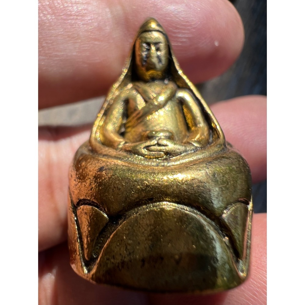 從仁波切手上請回來的大樂蓮師見解脫小佛像底部可裝藏 建議香粉 甘露 舍利或五寶 附泰國佛牌老殻裝著 供請者立馬可戴已加持-細節圖3