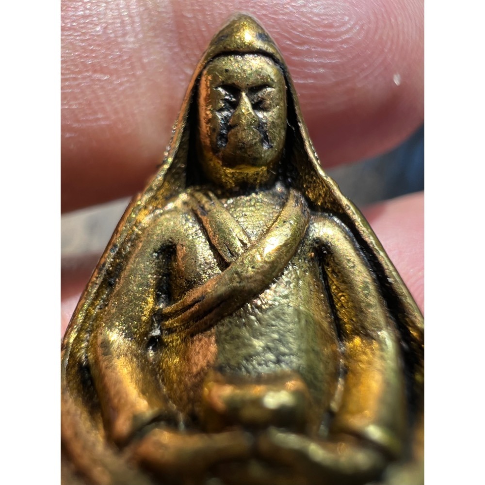 從仁波切手上請回來的大樂蓮師見解脫小佛像底部可裝藏 建議香粉 甘露 舍利或五寶 附泰國佛牌老殻裝著 供請者立馬可戴已加持-細節圖4