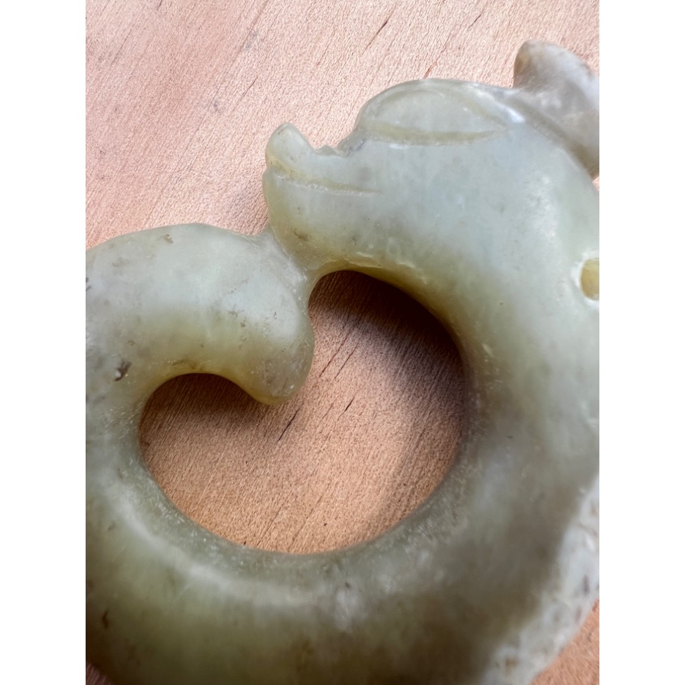 【中華第一龍】紅山文化風格 仿古地方玉C型龍 68mm｜玉豬龍 原始圖騰 辟邪化煞 手把件 吊墜 文玩收藏 (現貨實拍)-細節圖4