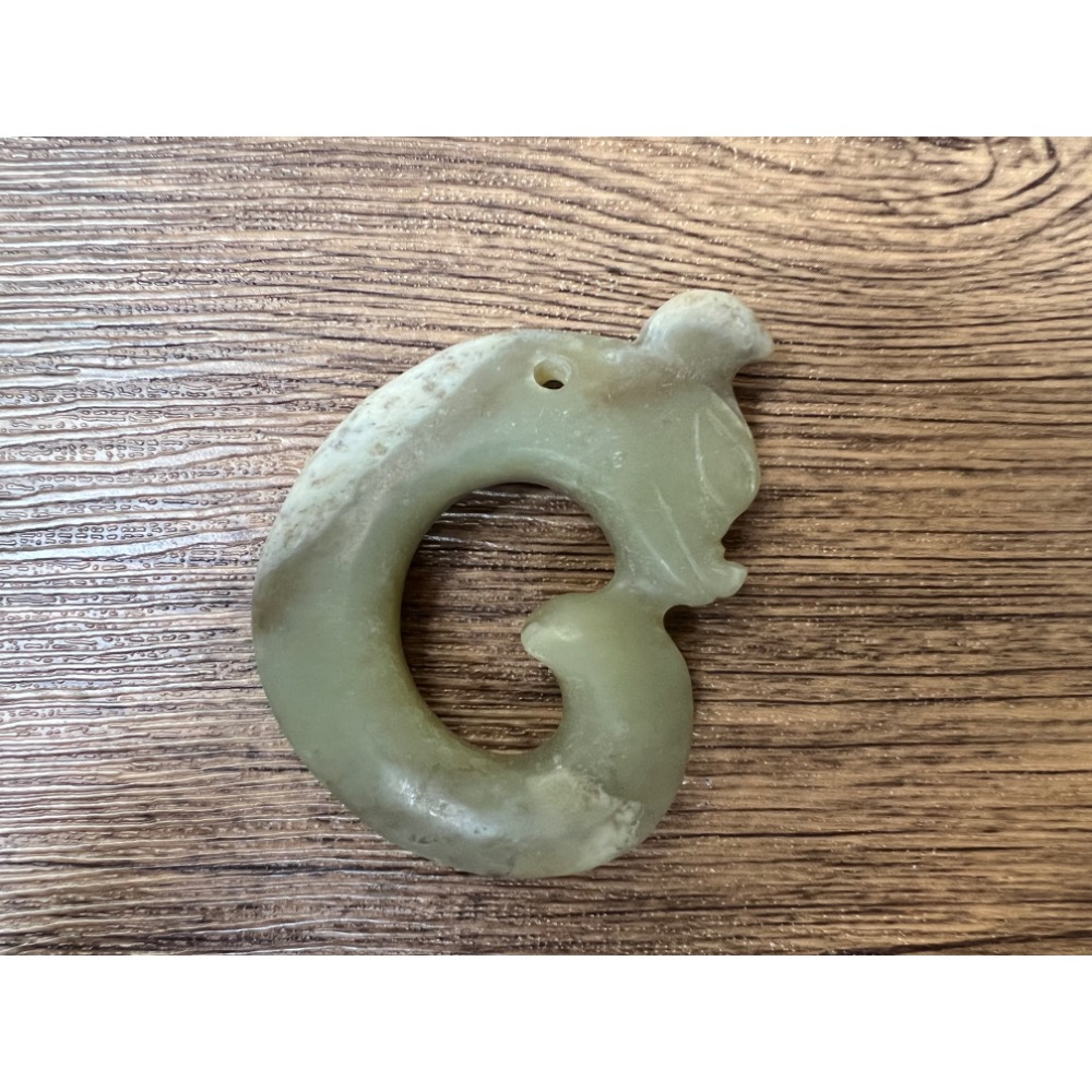 【中華第一龍】紅山文化風格 仿古地方玉C型龍 68mm｜玉豬龍 原始圖騰 辟邪化煞 手把件 吊墜 文玩收藏 (現貨實拍)-細節圖8