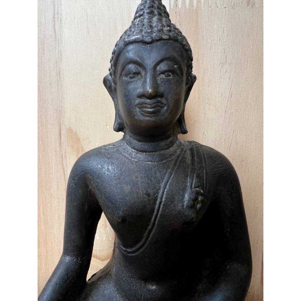 泰國古董老佛像南無本師釋迦牟尼佛供尊此尊有入神內已圓滿裝藏 釋尊佛像七寶銅能量強勁有力 是修法弟子們不可多得的南傳佛造像-細節圖2