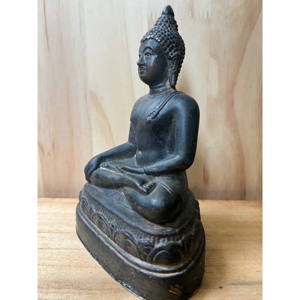 泰國古董老佛像南無本師釋迦牟尼佛供尊此尊有入神內已圓滿裝藏 釋尊佛像七寶銅能量強勁有力 是修法弟子們不可多得的南傳佛造像-細節圖3