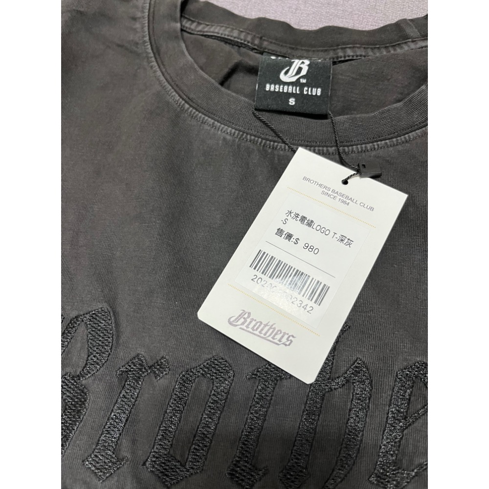 轉售 全新 中信兄弟 水洗電繡logo T 深灰s號 兄弟象 T-shirt 中信兄弟brothers 兄弟絕版款-細節圖4