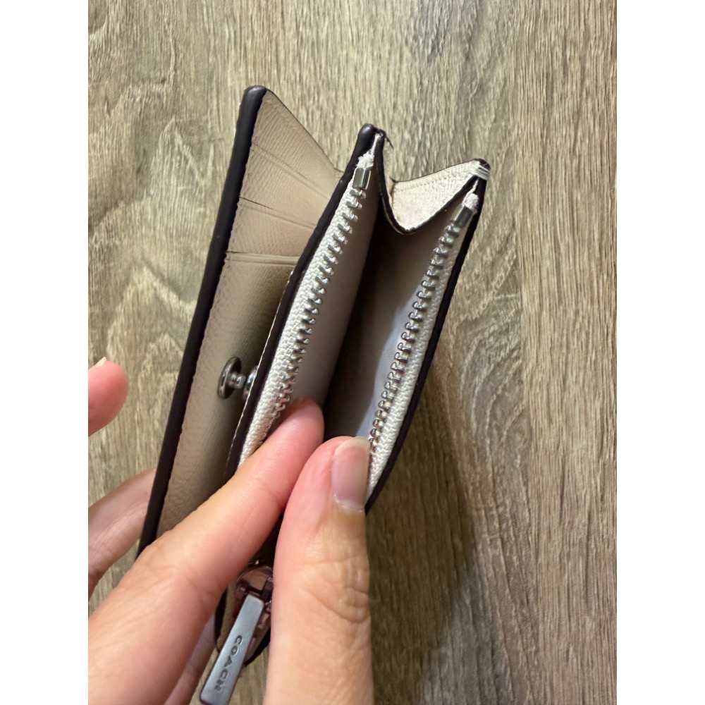 轉售 全新 COACH素面白色薄短夾 短夾 鈔票短夾 薄短夾 薄拉鍊 皮夾 對折短夾 素面皮夾 薄皮夾-細節圖7