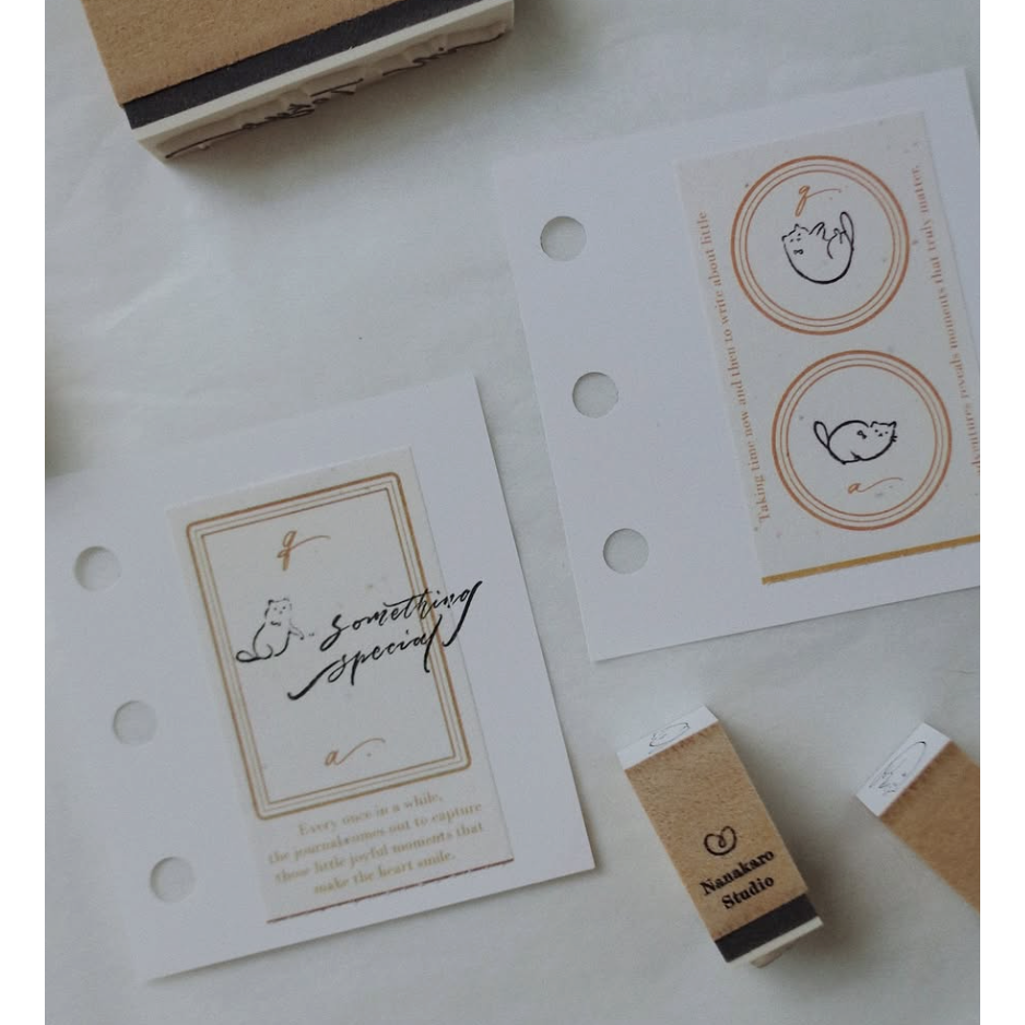 【追加1款字章】茄子先生 Her & Her Kitty & 英文手寫字 單顆小印章 木頭橡皮章【立夏手帳生活】-細節圖6