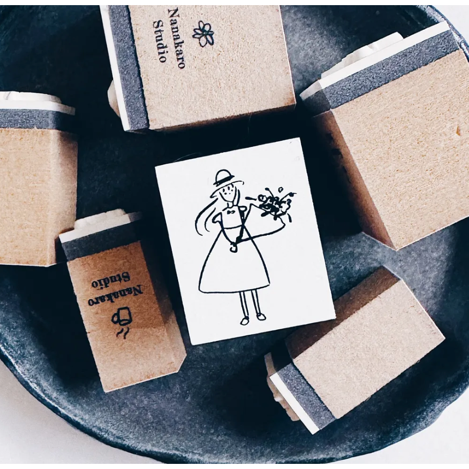 〔女孩〕手綁花