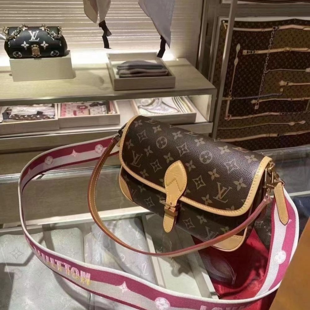 二手LV女包棕色老花法棍Diane斜挎單肩包腋下包粉色肩帶戴安娜M46049-細節圖3