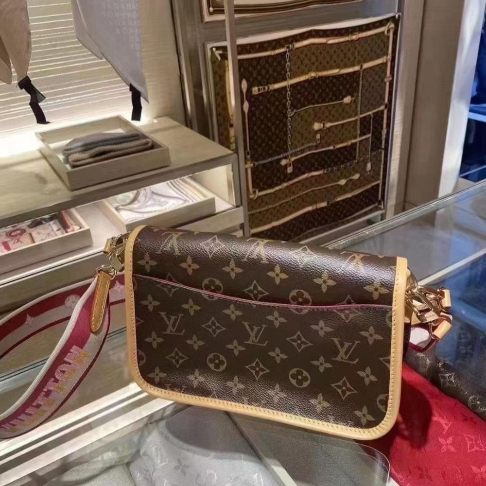 二手LV女包棕色老花法棍Diane斜挎單肩包腋下包粉色肩帶戴安娜M46049-細節圖4