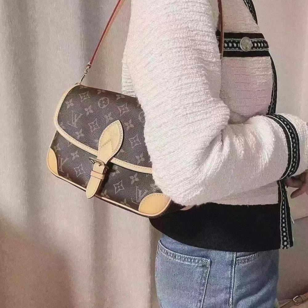二手LV女包棕色老花法棍Diane斜挎單肩包腋下包粉色肩帶戴安娜M46049-細節圖6