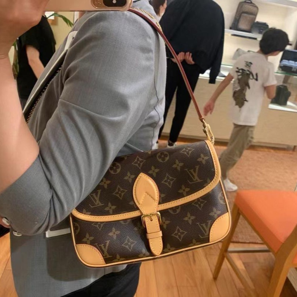 二手【現貨】LV老花Diane腋下包法棍黑色提花寬肩帶戴安娜女包M45985-細節圖3