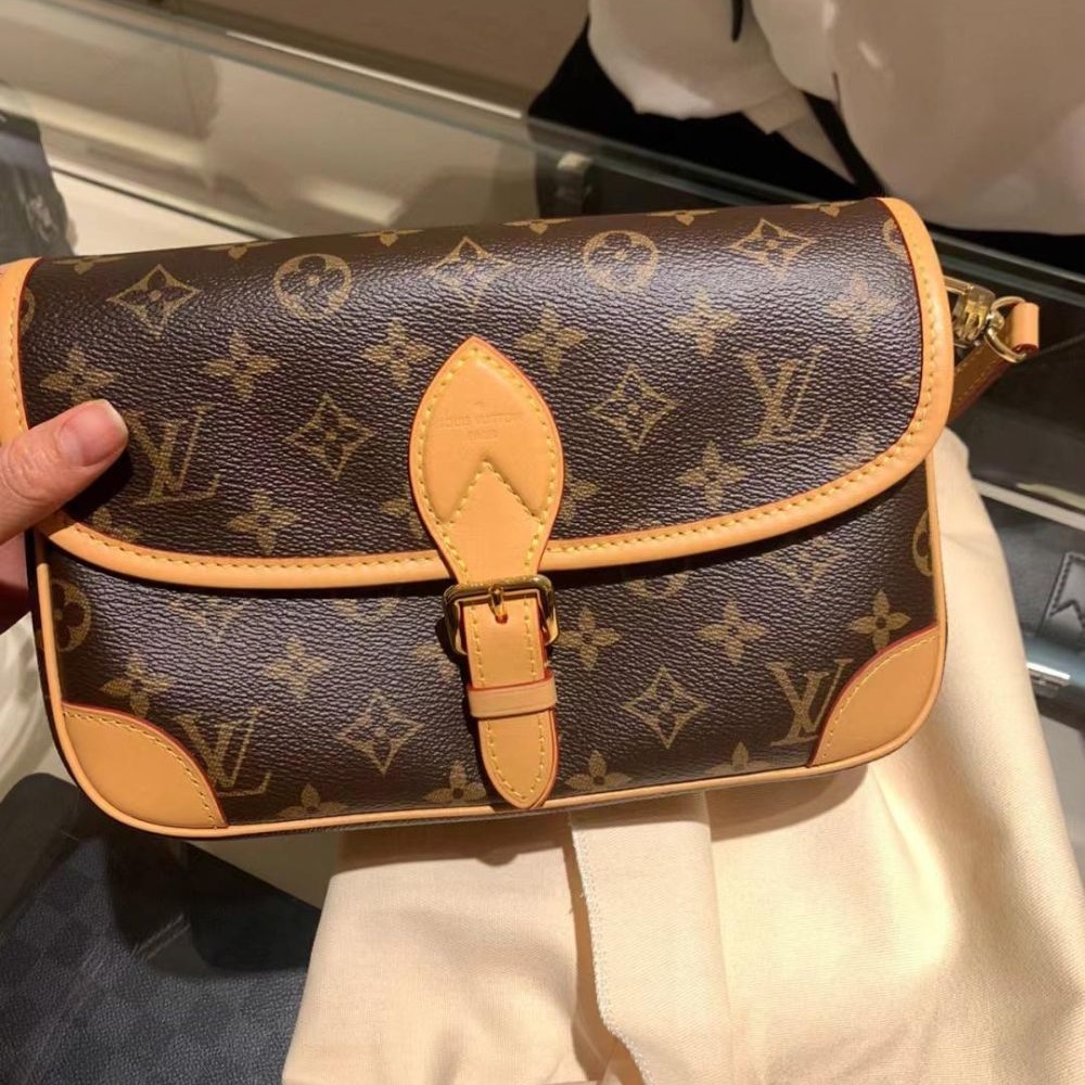 二手【現貨】LV老花Diane腋下包法棍黑色提花寬肩帶戴安娜女包M45985-細節圖4