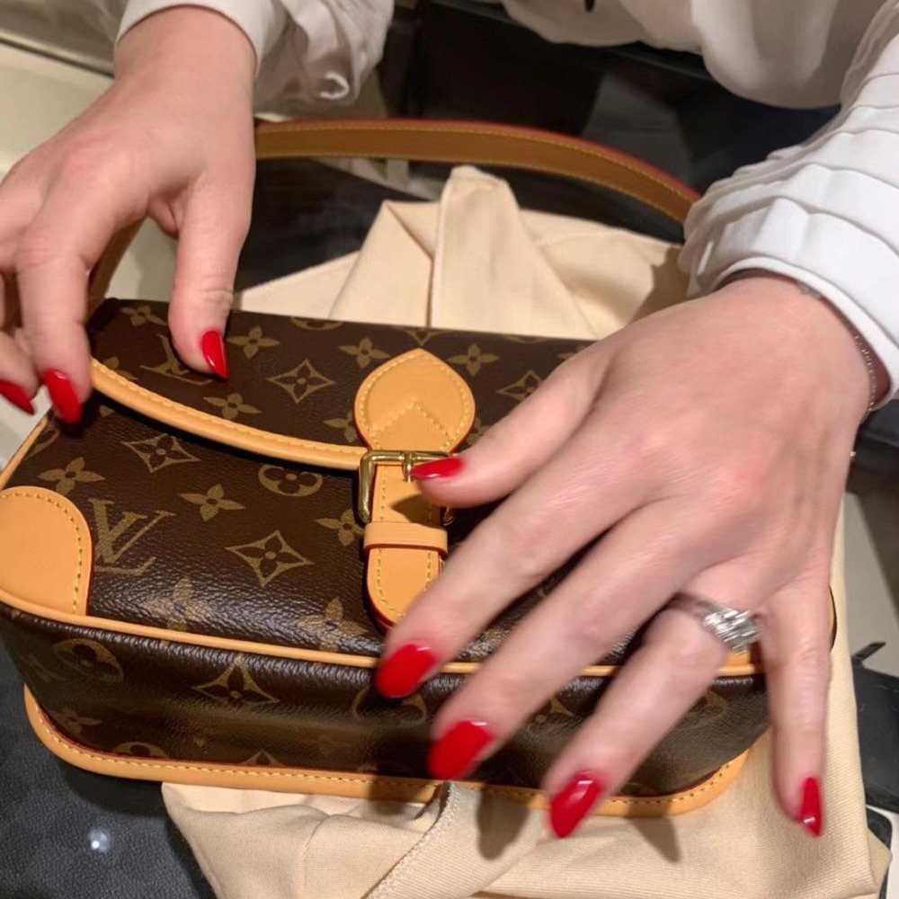 二手【現貨】LV老花Diane腋下包法棍黑色提花寬肩帶戴安娜女包M45985-細節圖5