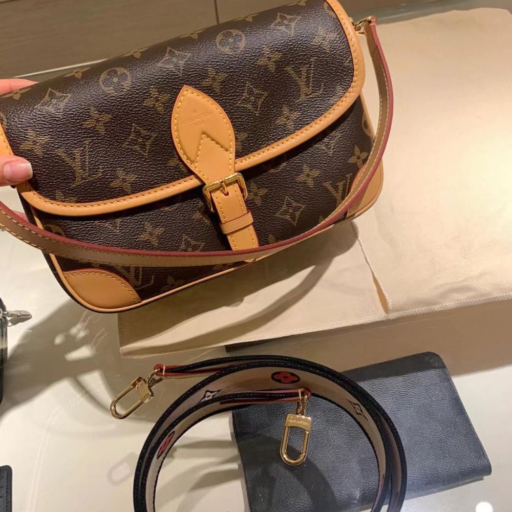 二手【現貨】LV老花Diane腋下包法棍黑色提花寬肩帶戴安娜女包M45985-細節圖6