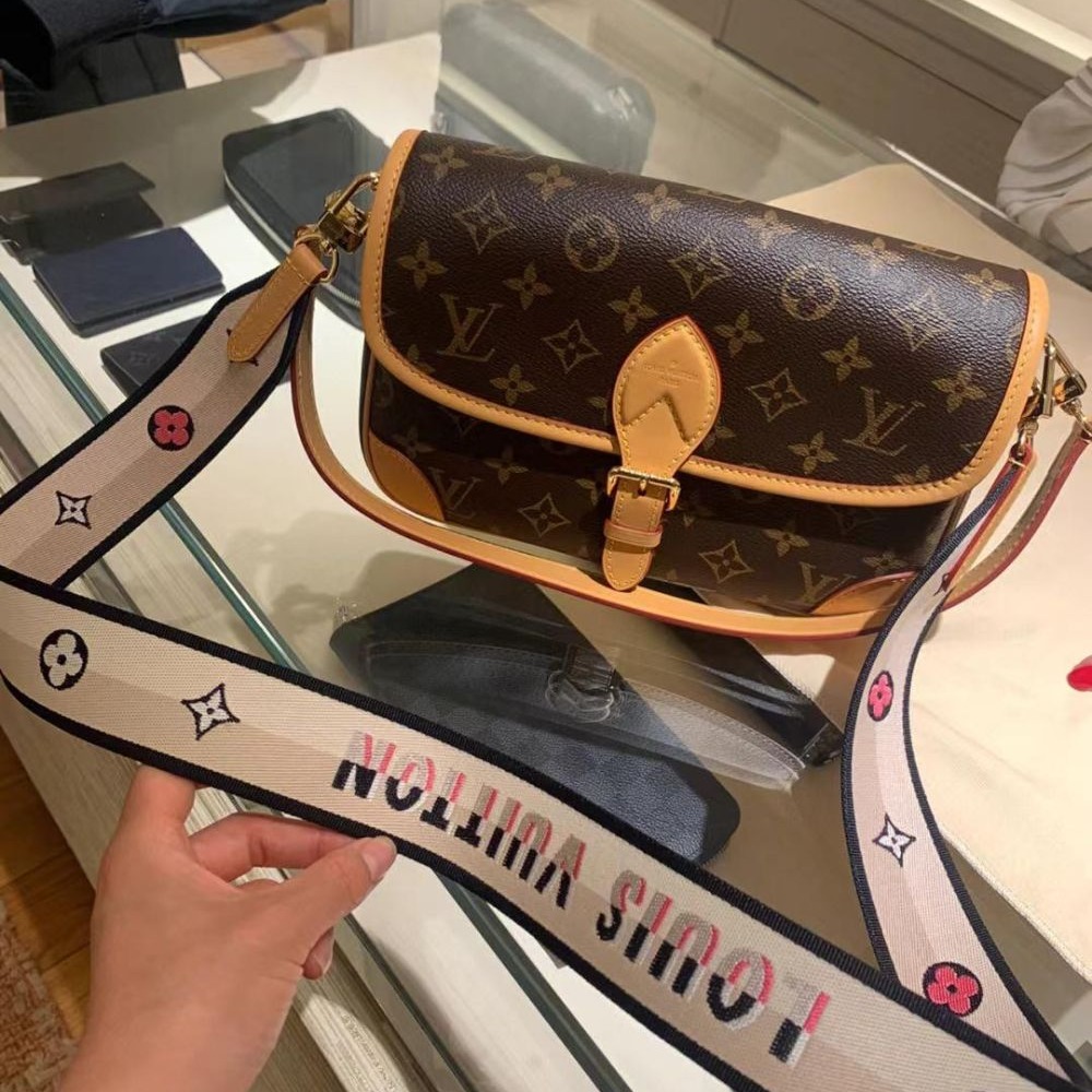 二手【現貨】LV老花Diane腋下包法棍黑色提花寬肩帶戴安娜女包M45985-細節圖7